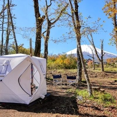 In the mood

山梨県、山中湖にある「In the mood」

自然と人をつなぐための様々なきっかけを少しでも発見できる場所です。

単なる”宿泊施設”ではなく、宿×アクティビティ(アウトドア自然体験、地域観光、郷土体験など)体験を通して地域全体を知り、好きになりまた来たいと思うような”宿”づくりがされています。

宿泊施設はキャンプ、コテージ、ヴィラから選べます。

1日1組限定の特別なオートキャンプでは、約500坪の森を贅沢に完全貸切で利用できます。
雨天でもキャンプBBQが楽しめるリビングタープテント、寝室テントで、アウトドアを満喫できます。

木の温もりに包まれるプライベートコテージは、昭和54年製ログハウスを振るリノベーションされ、自然の香りが漂う空間になっています。

自然の香りとモダンな雰囲気が融合した新築プライベートvillaは、令和4年3月に完成したばかり。
リビングダイニングは庭からの明るい陽の光が、室内に優しく包み込むような全面ガラス張りの富士山ビューで抜群の開放感を味わうことができます。

仲間や家族とプライベートな空間を満喫しながら、自然とともに楽しむことができる施設です。

〒401-0501
山梨県南都留郡山中湖村山中344-1

※写真は公式より引用させていただいています。

#inthemood
#山梨県 #山中湖
#子連れ旅行
#旅行好きな人と繋がりたい
#国内旅行好きな人と繋がりたい
#国内旅行
#旅育児
#旅ママ
#憧れ旅館
-----------
素敵な旅先情報を毎日updateしています。
以下を基準にしています ︎
▶︎子供と旅行に行ける場所 ︎
▶︎大人も楽しめる場所 ︎
▶︎日常から脱却して、特別感を味わえる場所
@chocomamablog
ブログでは、地域ごとに投稿をまとめているので、参考にどうぞ👇
https://chocomamablog.com